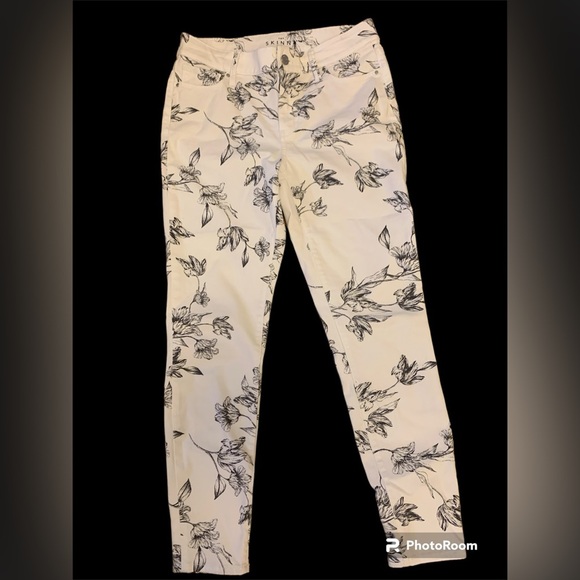 NWOT jeans WHBM “the skinny ankle” 4 mid-rise white black floral - Picture 3 of 8
